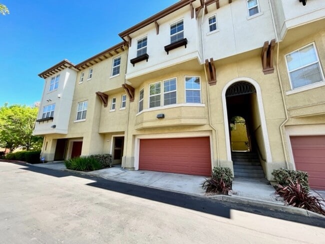 Building Photo - Gorgeous 3BD/2.5BA Tri-Level Townhouse- Ga...