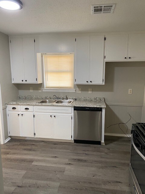 Building Photo - 5725 Belleau Dr