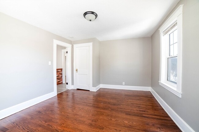 Building Photo - 5 Maple Ave