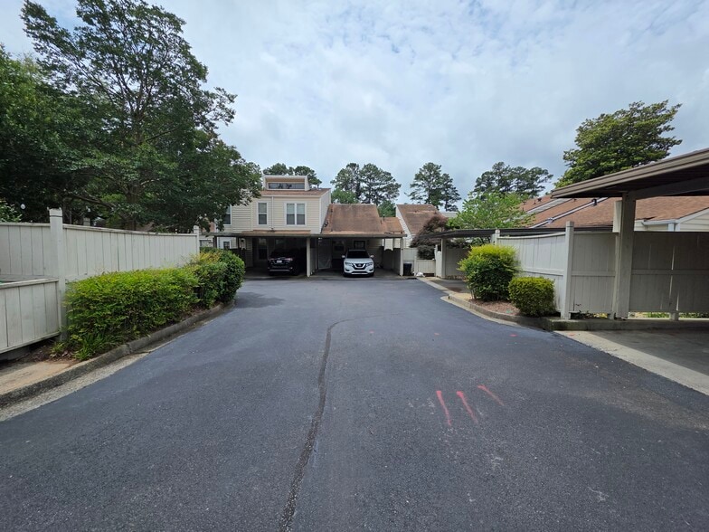 Building Photo - 647 Serramonte Dr