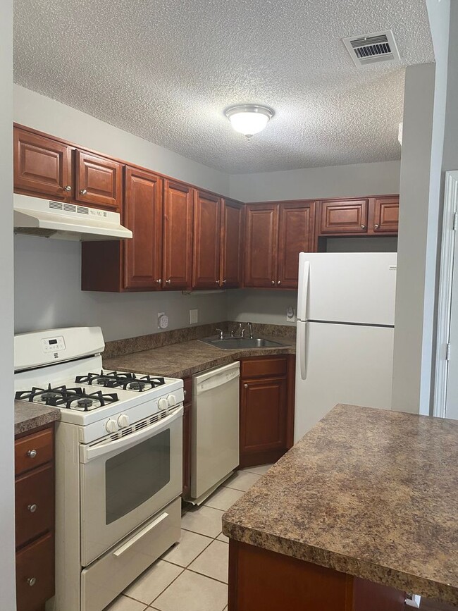 Building Photo - 2 Bedroom 2 Bath End Unit Townhome in Quie...