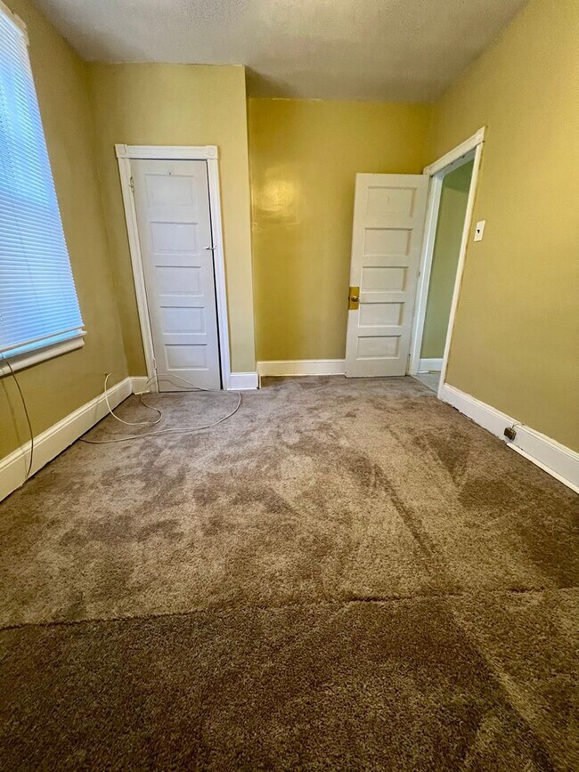 Building Photo - Stunning 3-Bedroom Townhome in Carroll Park! Available NOW!