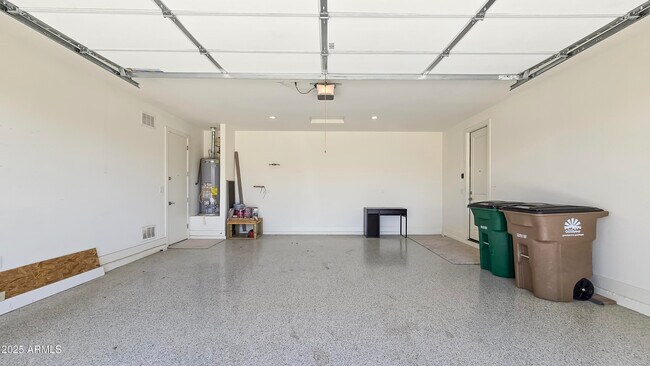 Building Photo - 18407 W Sandlewood Dr