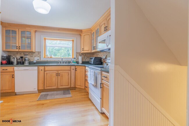 Building Photo - Short Term Furnished Rental -3 Bedroom Spl...