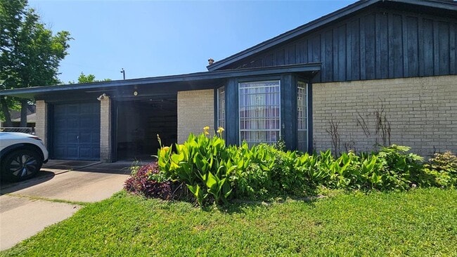 Building Photo - 8103 Royalwood Dr