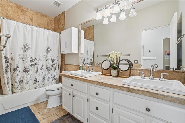 Building Photo - 1909 E Coral Tree Dr