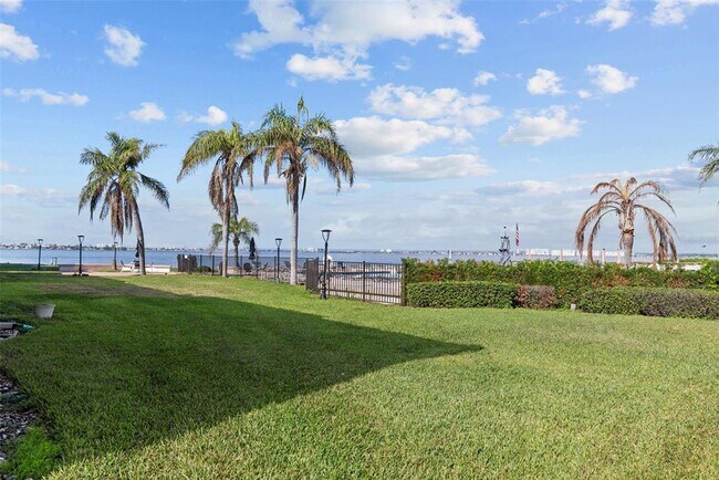 Building Photo - 6051 Sun Blvd