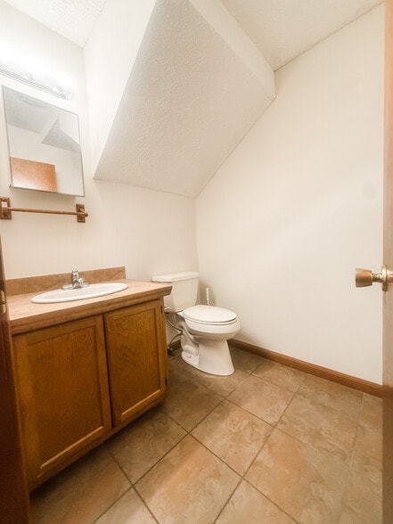 Building Photo - 214 Greenbriar Dr