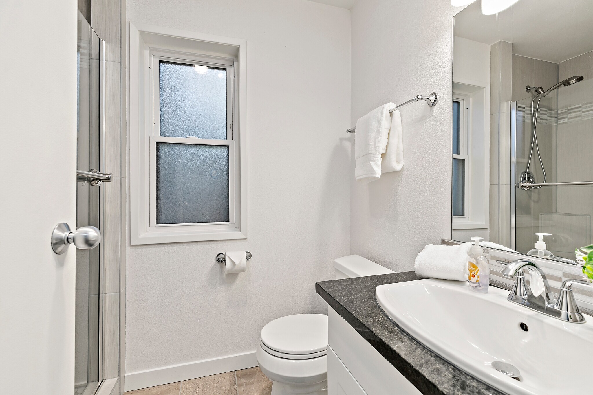 Bathroom adjacent to primary bedroom - 10418 Northeast 32nd Place