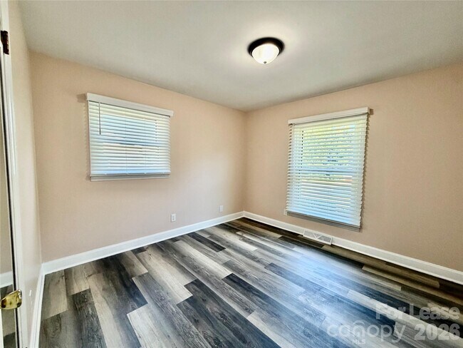 Building Photo - 3132 Dawnshire Ave