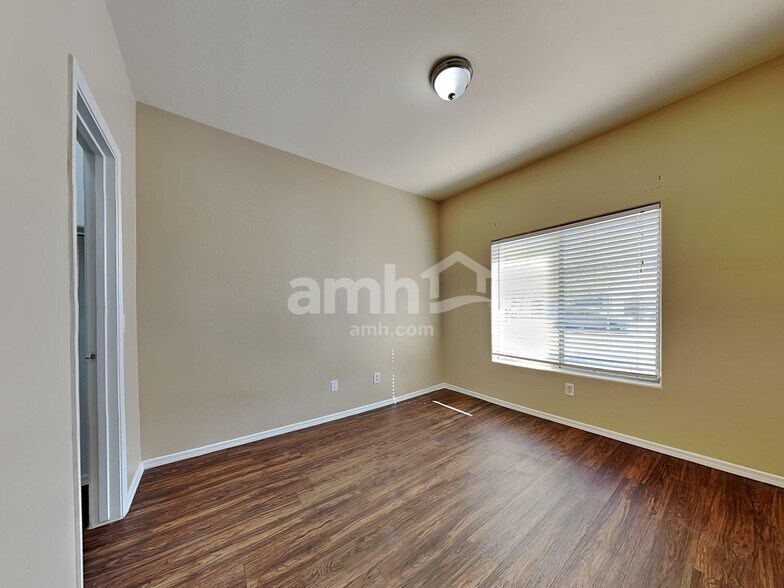 Building Photo - 5526 W Pecan Rd