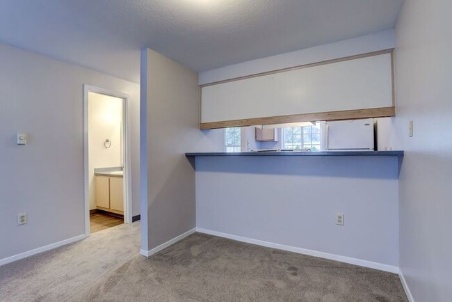 Building Photo - 2bed/1.5bath Townhome Available Today! Get...