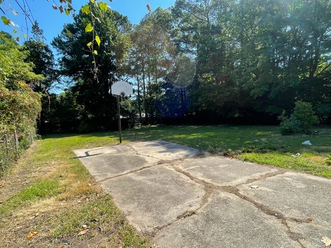 Building Photo - 1214 Elizabeth Rd W