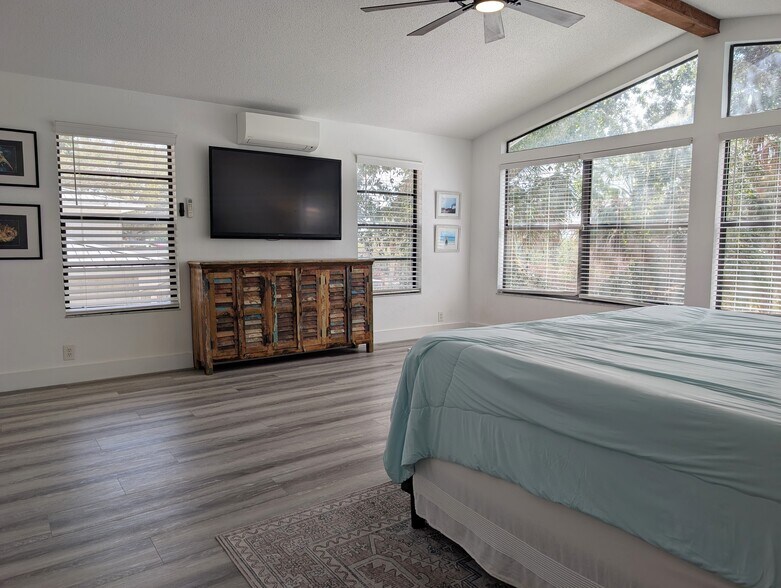 Upstairs bedroom - 4440 Saxon Dr