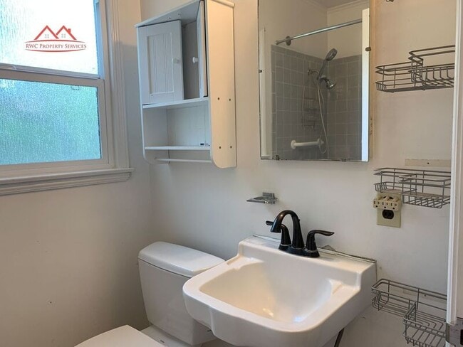 Building Photo - 1385 Ranchita Dr