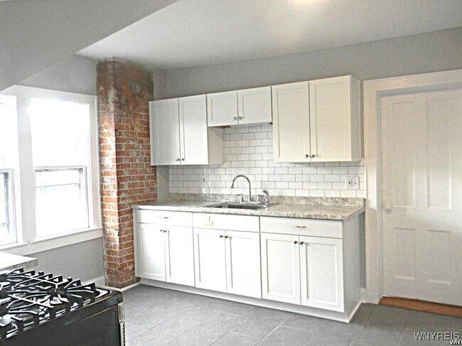 Building Photo - 116 College St