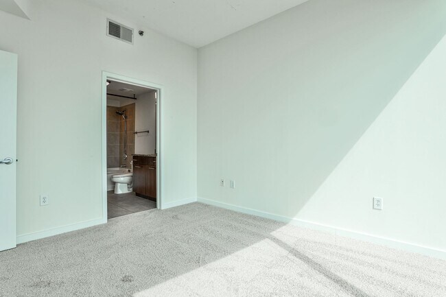 Building Photo - Luxury 28th Floor 2 Bedroom Condo For Leas...