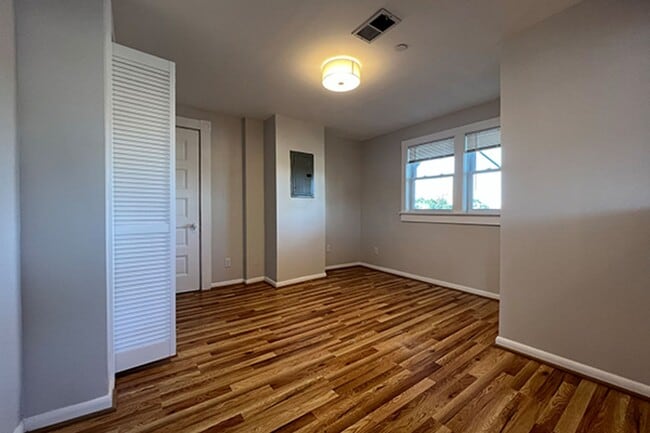 Building Photo - No Fee! Avl now! Renovated 3BR in downtown Beverly w/AC, laundry!