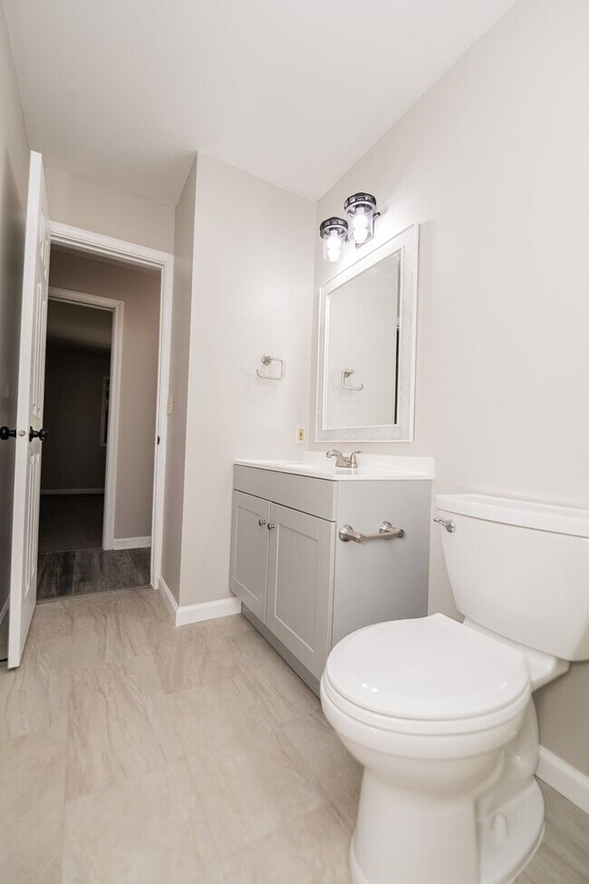 Building Photo - 3 bed 2 bath Home in Lakes of the Four Sea...