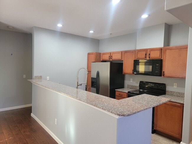 Building Photo - 3 Bedroom 2 Bath Condo