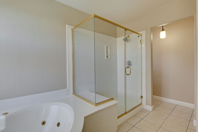 Building Photo - 4-Bedroom Home with Heated Pool & Spa