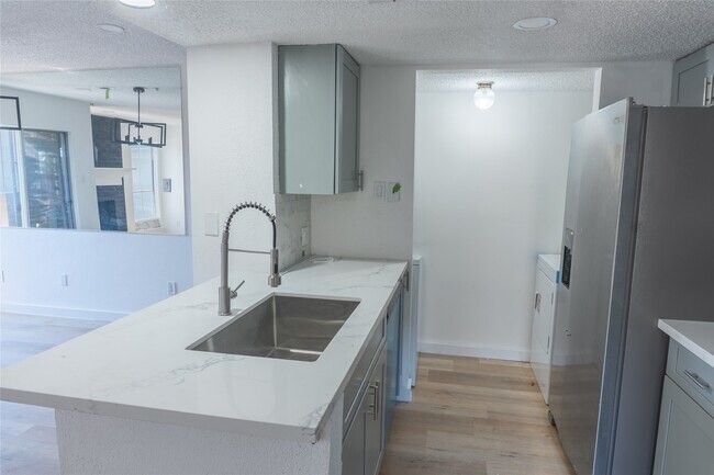 Primary Photo - 3919 Fairmont Pkwy