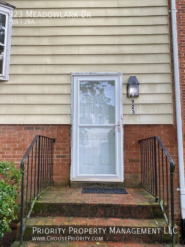 Building Photo - 923 Meadowlark Dr