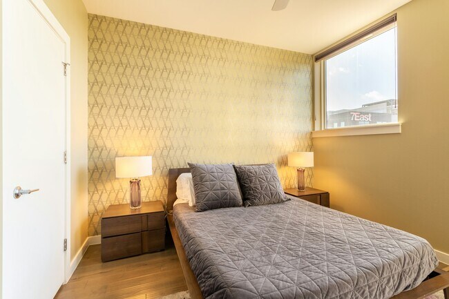 Building Photo - 2002 E 7th St