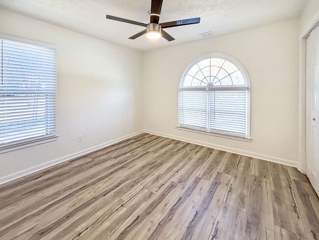 Building Photo - Spacious 5-Bedroom Home Near Lake Acworth!