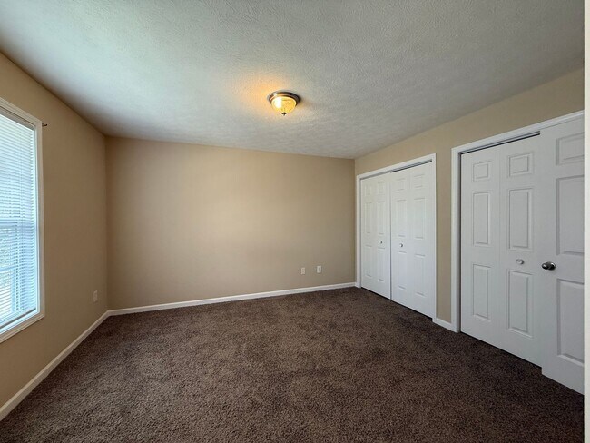 Building Photo - 3 bedroom, 2.5 bath townhome *6-MONTH LEAS...