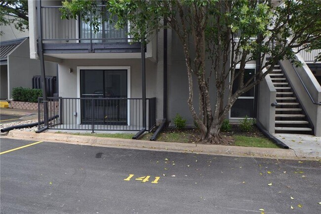 Building Photo - 935 La Posada Dr