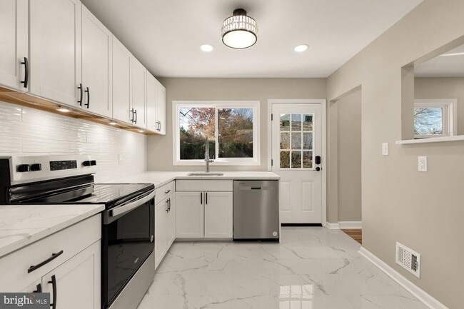 Building Photo - 8730 Ewing Dr