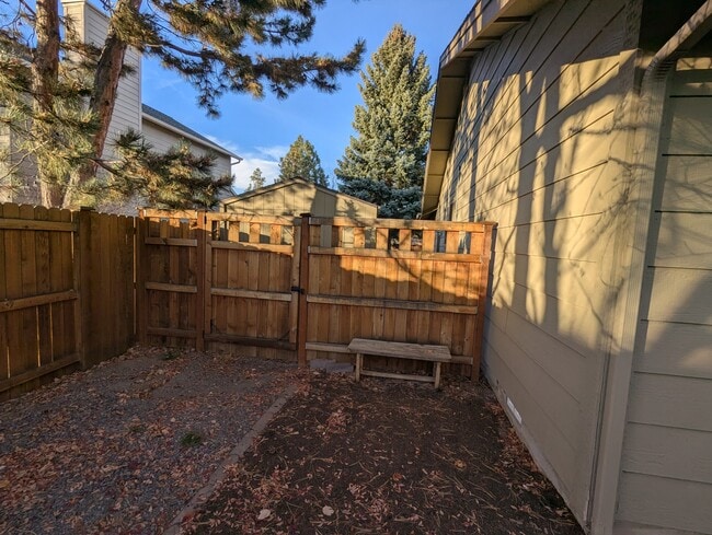 Building Photo - 1315 NE Paula Dr