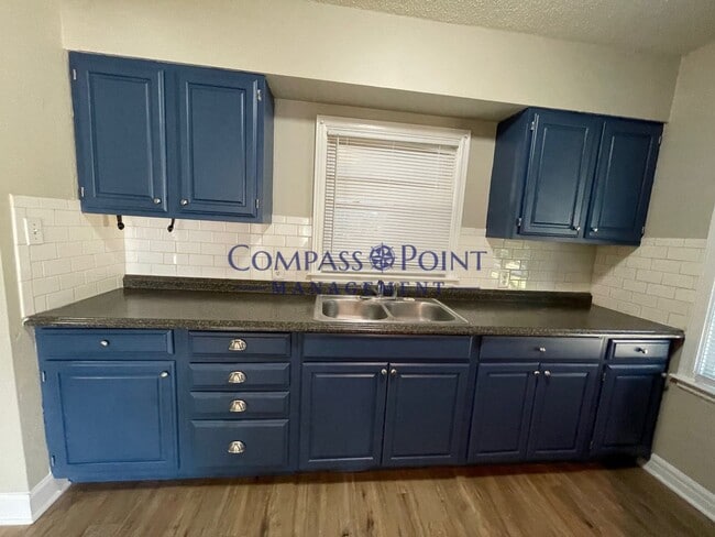 Building Photo - Spacious 3 bedroom and 1 bath house!