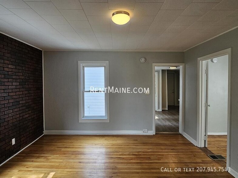 Building Photo - 27 Elm St