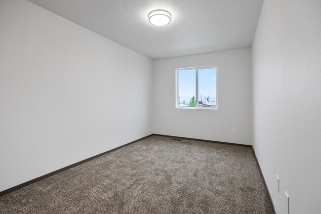 Building Photo - 3 bedroom 2.5 bathroom End Unit Modern Tow...