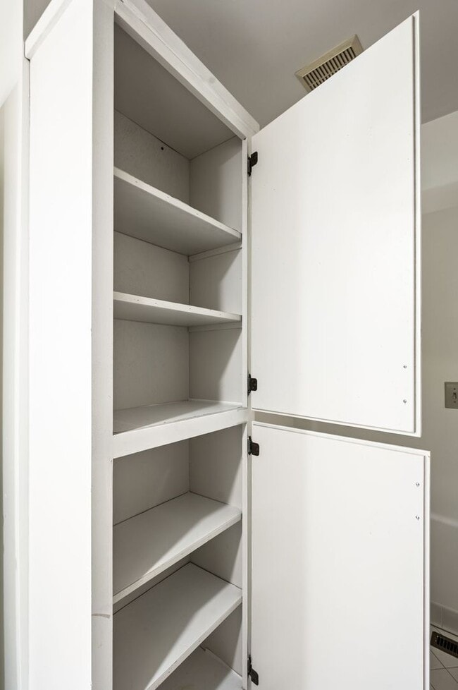 Building Photo - Awesome 4BR/3BA end-unit townhouse in the desirable River Plantation neighborhood!