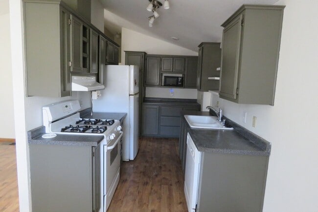 Building Photo - Quiet with Great Views! Available 11/1/25!