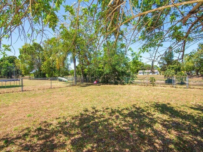 Building Photo - 254 SW Bridgeport Dr