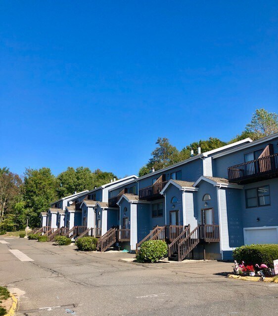 Building Photo - Rarely available Lake Vista Townhouse - en...