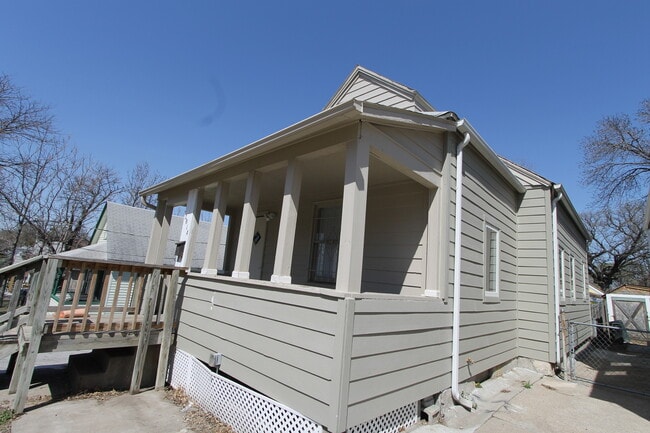 Building Photo - Right Size and a Great Location! Two bedroom Home!