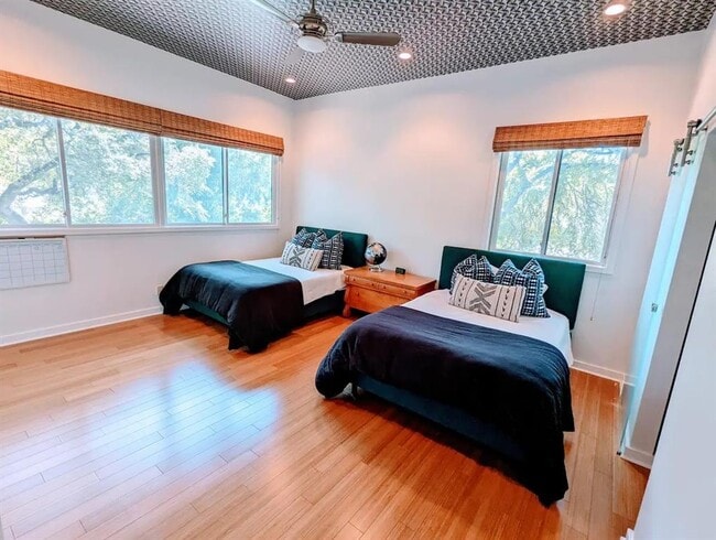 Building Photo - 3002 Hillview Rd