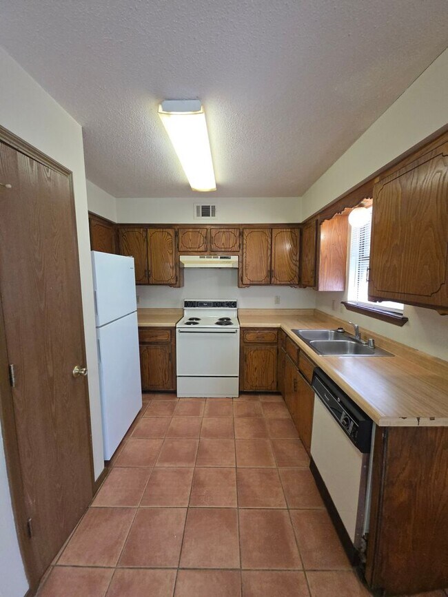 Building Photo - 1022 N Parker Rd