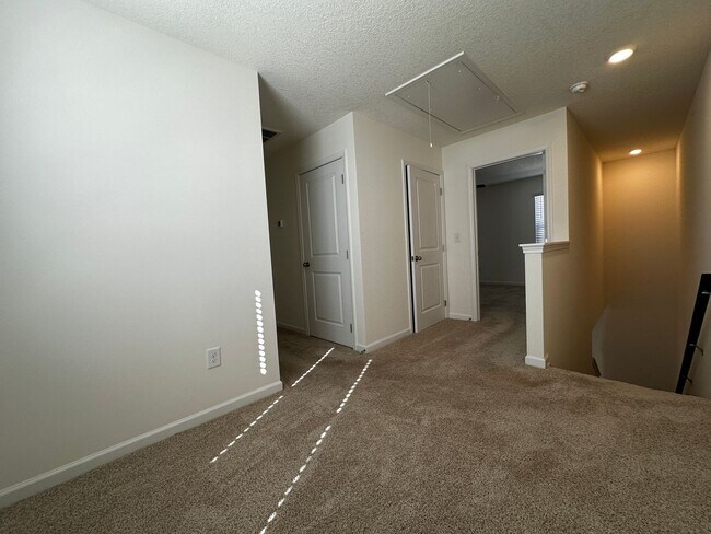 Building Photo - E. Morristown - 3 bed/2.5 bath home with g...