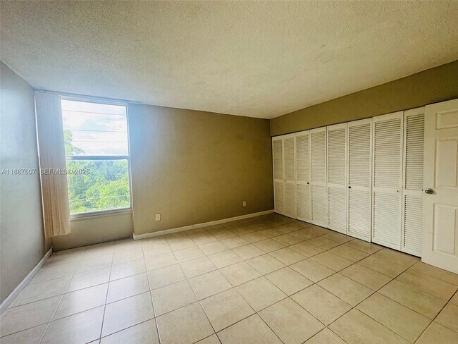 Building Photo - 2000 NE 135th St