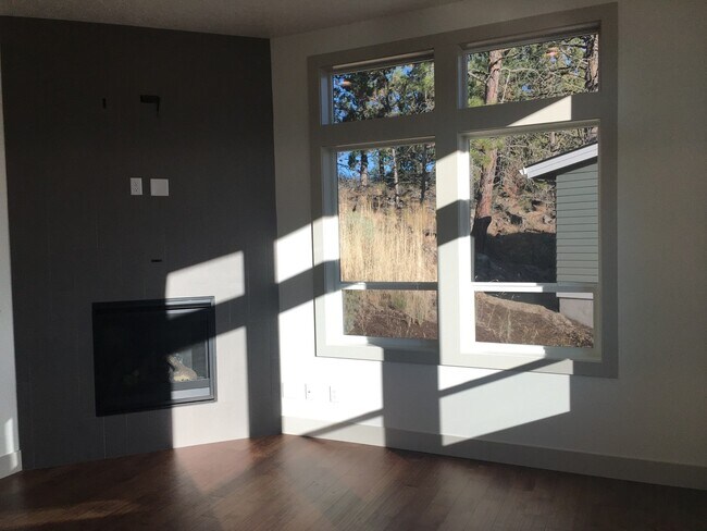 Building Photo - 3 Bedroom / 2 Bathroom Home in SE Bend