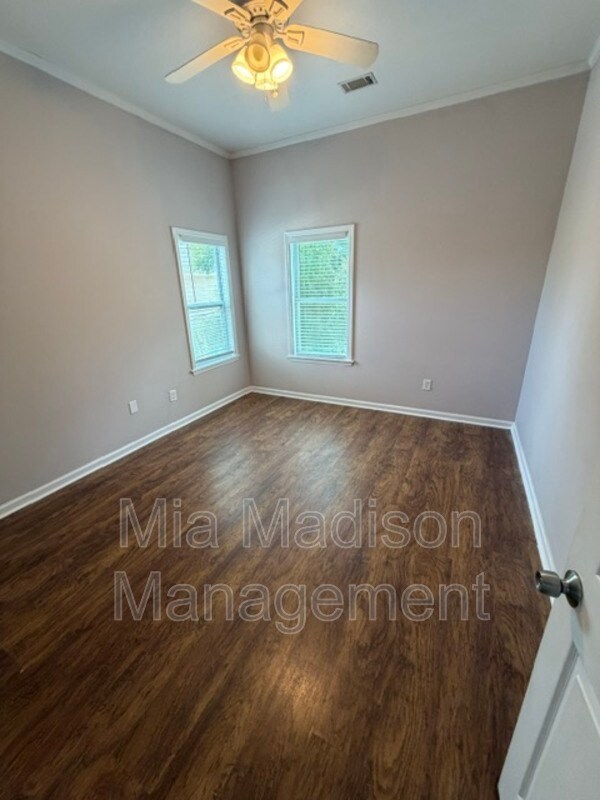 Building Photo - 305 W 39th St