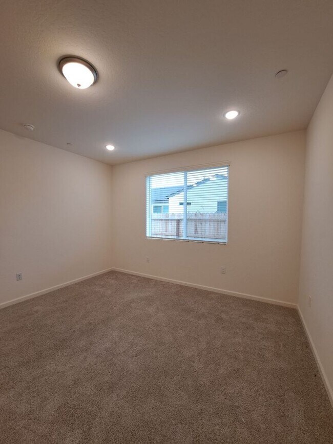 Building Photo - 3 Bedroom Home Near Armstrong & Olive!