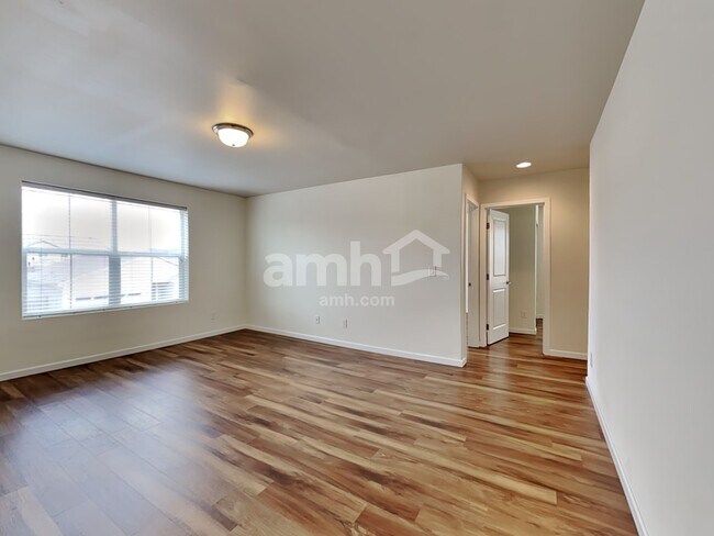 Building Photo - 2748 Moore Ave