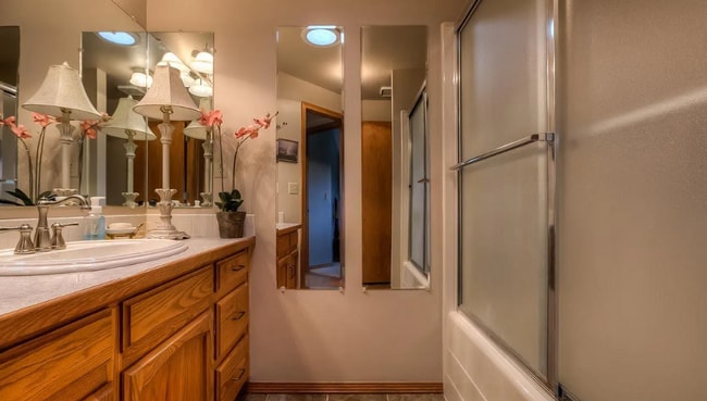 Building Photo - 4bd/3ba HUGE Home w/Hardwood Floors, Russi...